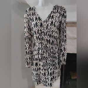 GAP Black and White Printed V-Neck Long Sleeve Dress